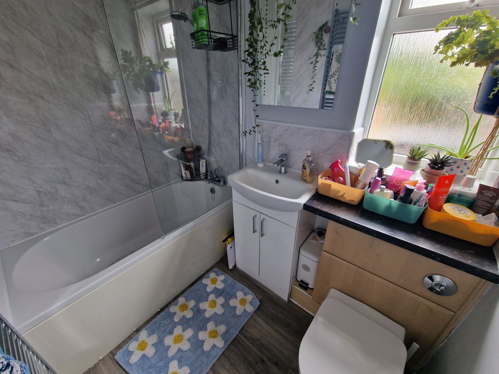 Property photo 3 of 11 Bathroom