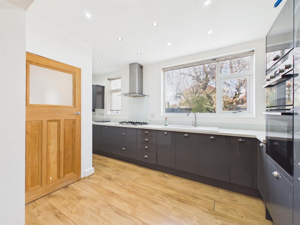 Property photo 2 of 37 Cam03844G0-Pr0429-Still005.Jpg