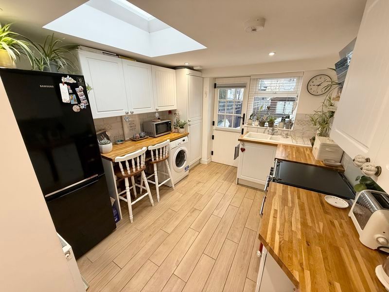 Property photo 3 of 11 Kitchen