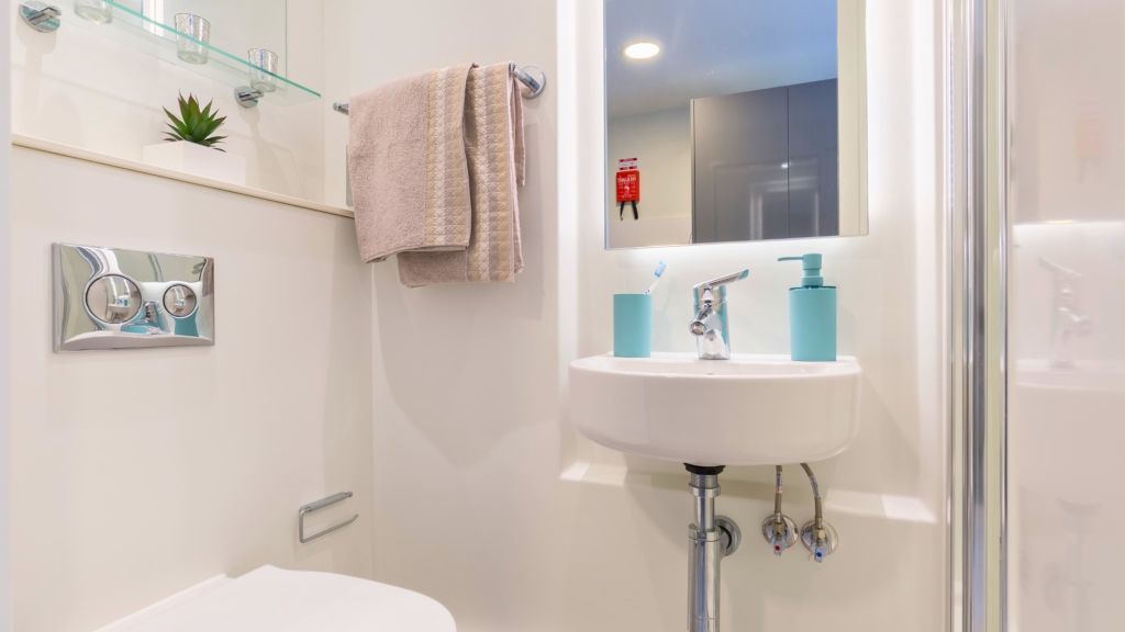 Property photo 2 of 8 Bathroom