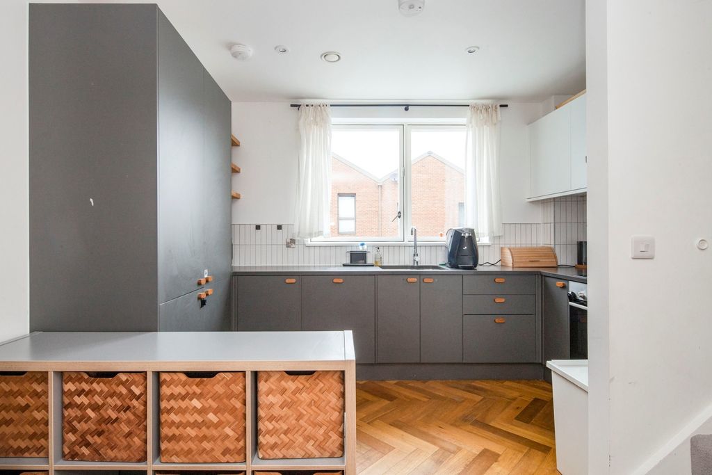 Property photo 3 of 10 Kitchen