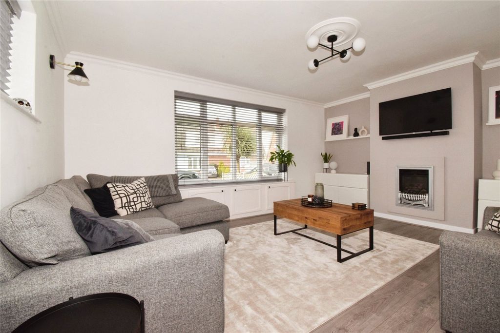 Property photo 2 of 17 Lounge