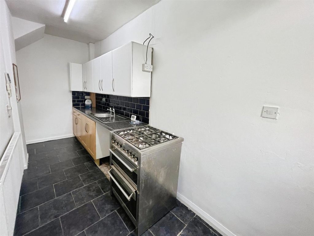 Property photo 3 of 11 Kitchen
