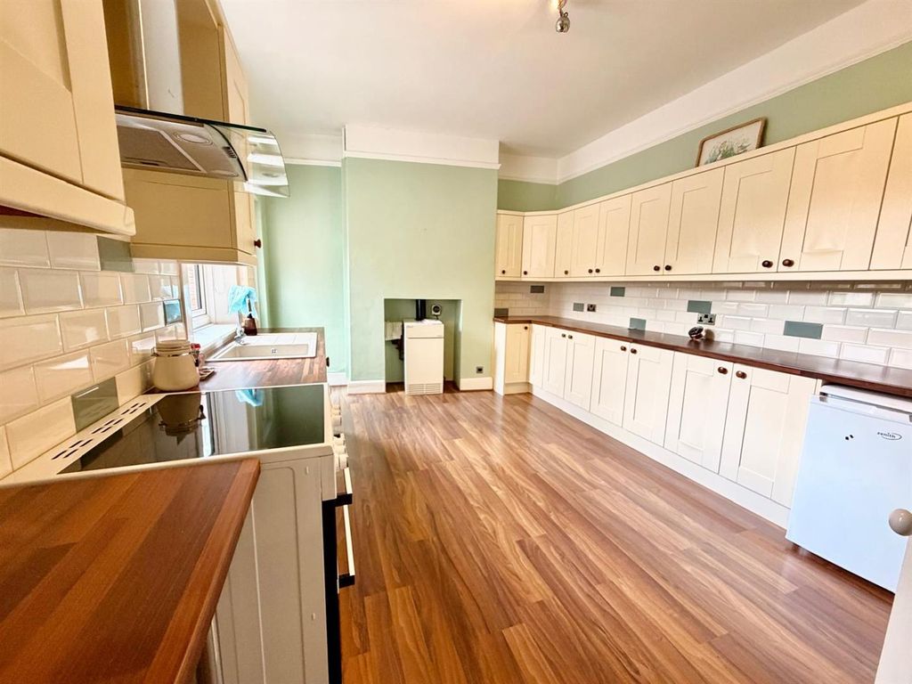 Property photo 3 of 13 1B64666A-7A53-4133-8F64-11c2E3d9F9Db.Jpg