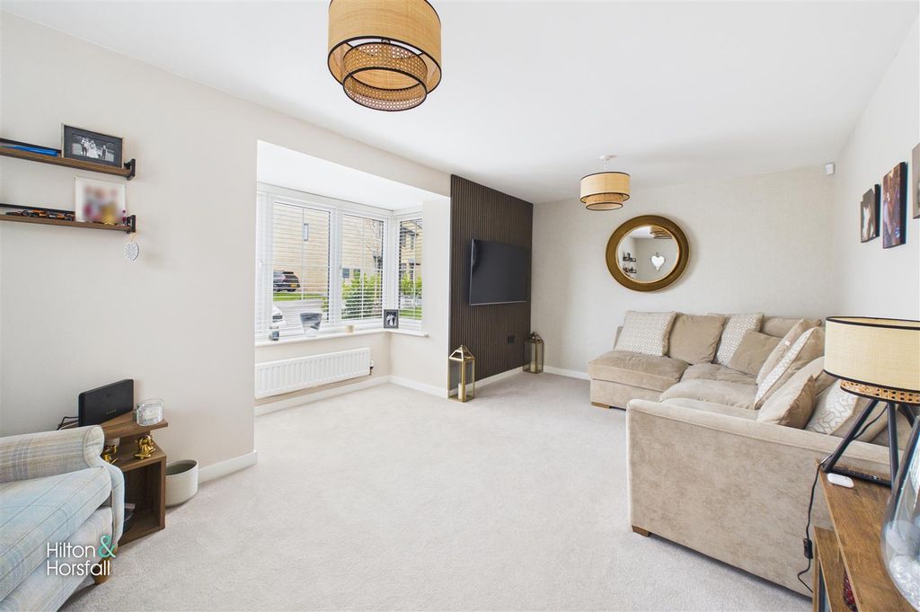 Property photo 2 of 17 Founders Close