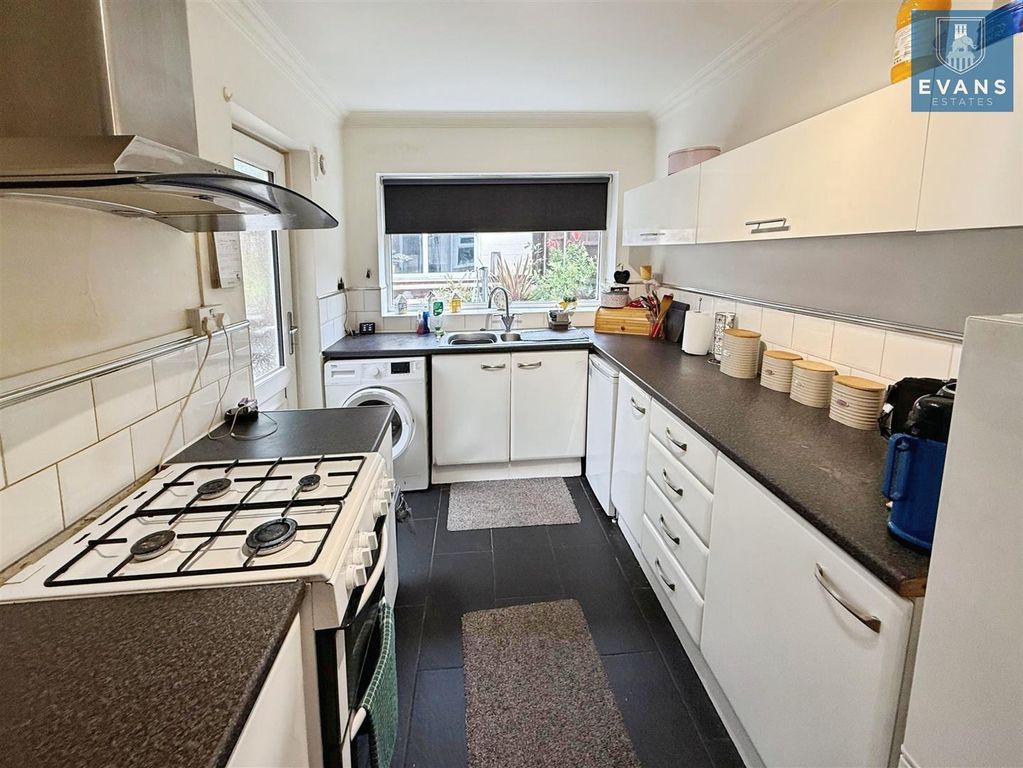 Property photo 3 of 11 Kitchen