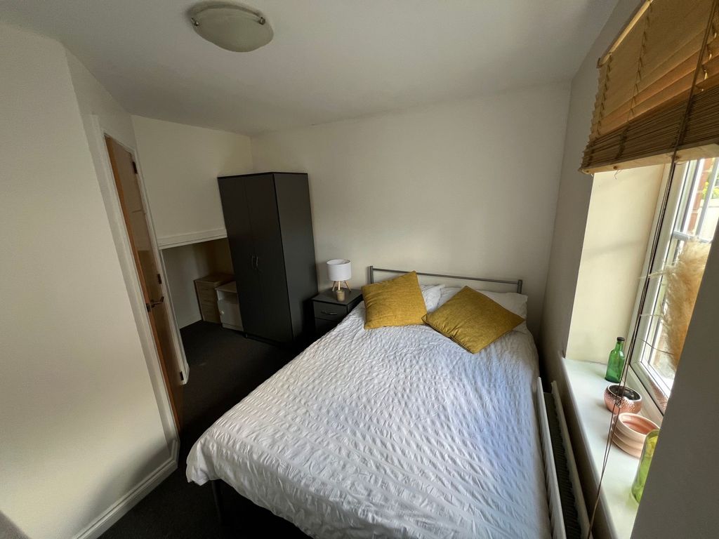 Property photo 3 of 9 Bright Double Bedroom Featuring A Comfortable Doub...