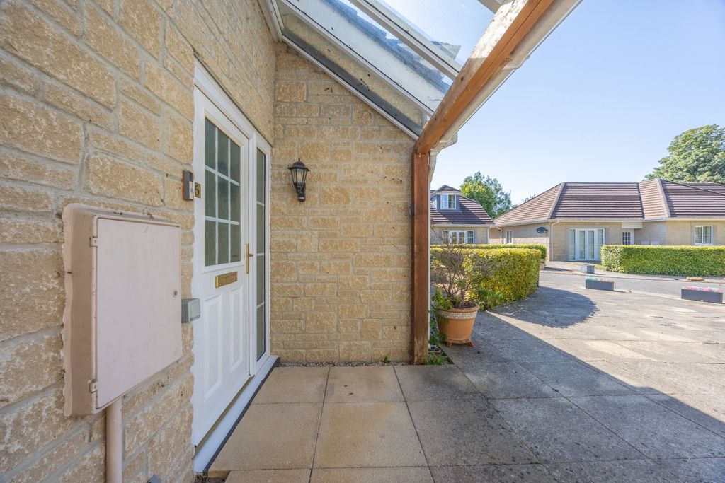 Property photo 2 of 32