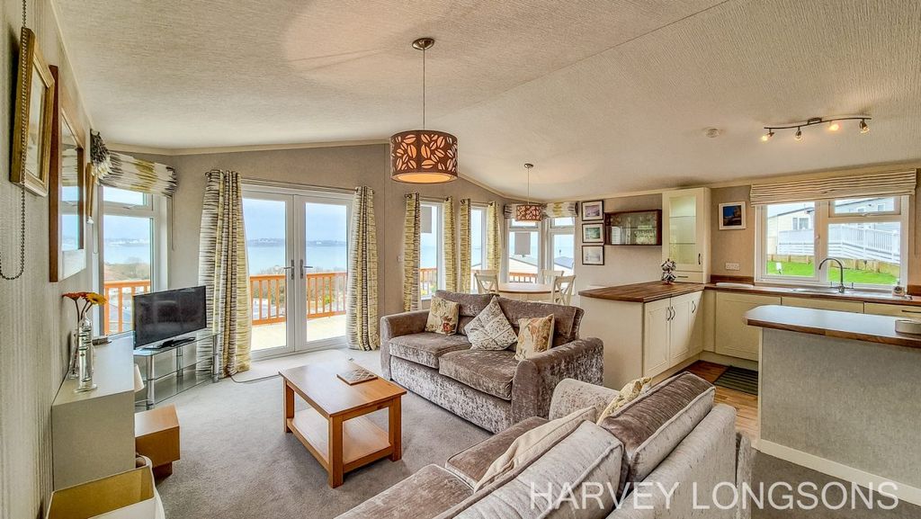 Property photo 3 of 21 Omar Westfield 9