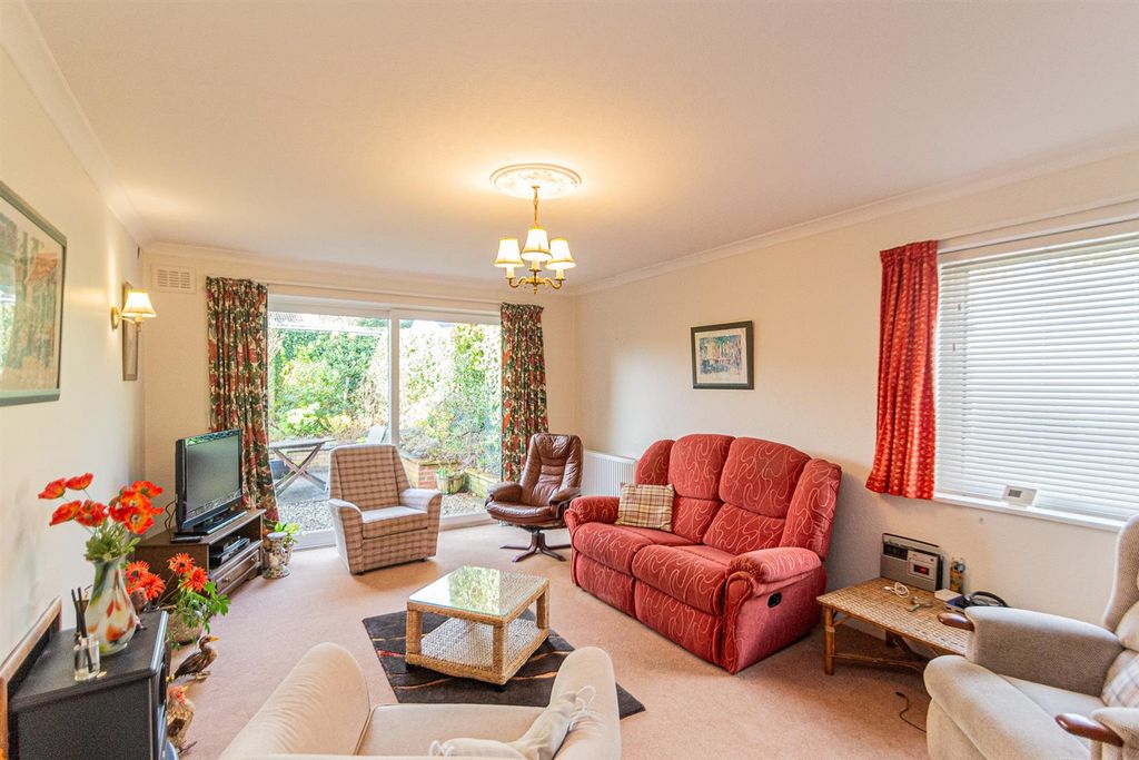 Property photo 2 of 15 Lounge