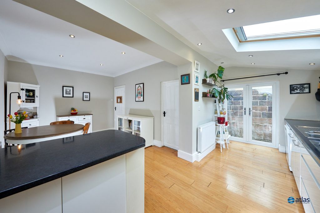 Property photo 2 of 20 Kitchen / Dining Area
