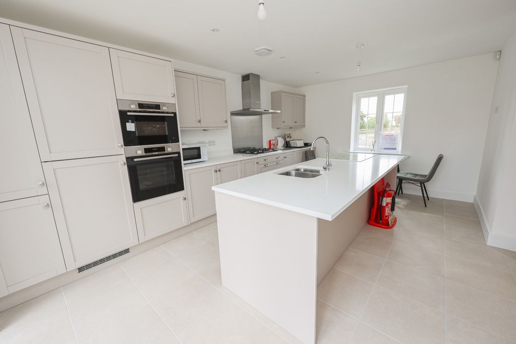 Property photo 2 of 18 4262591