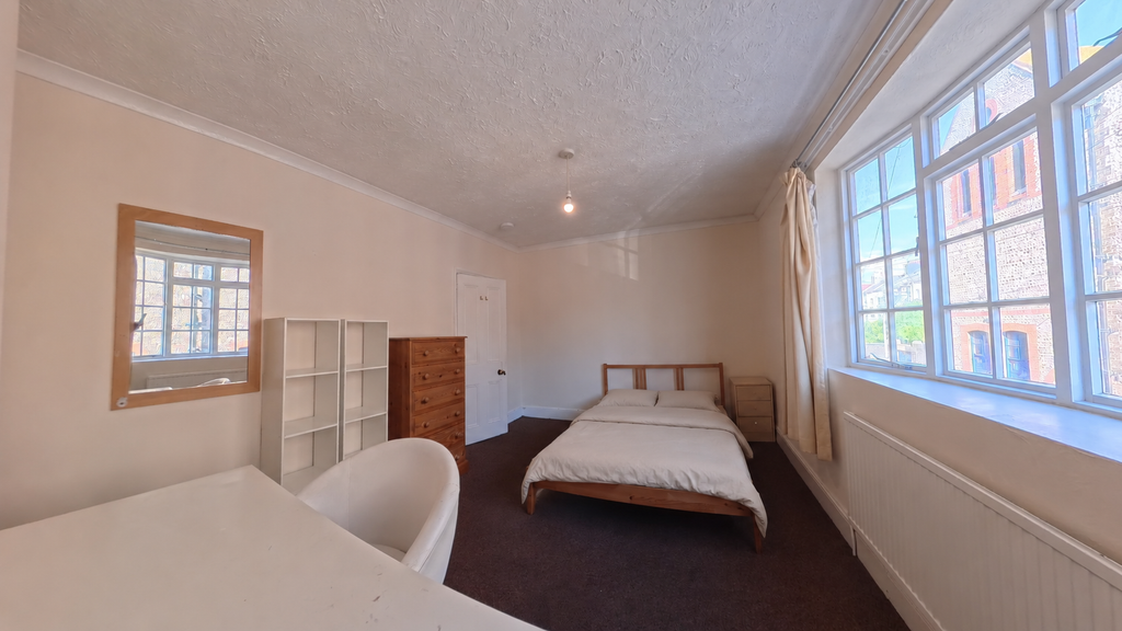 Property photo 3 of 13 Bed 4