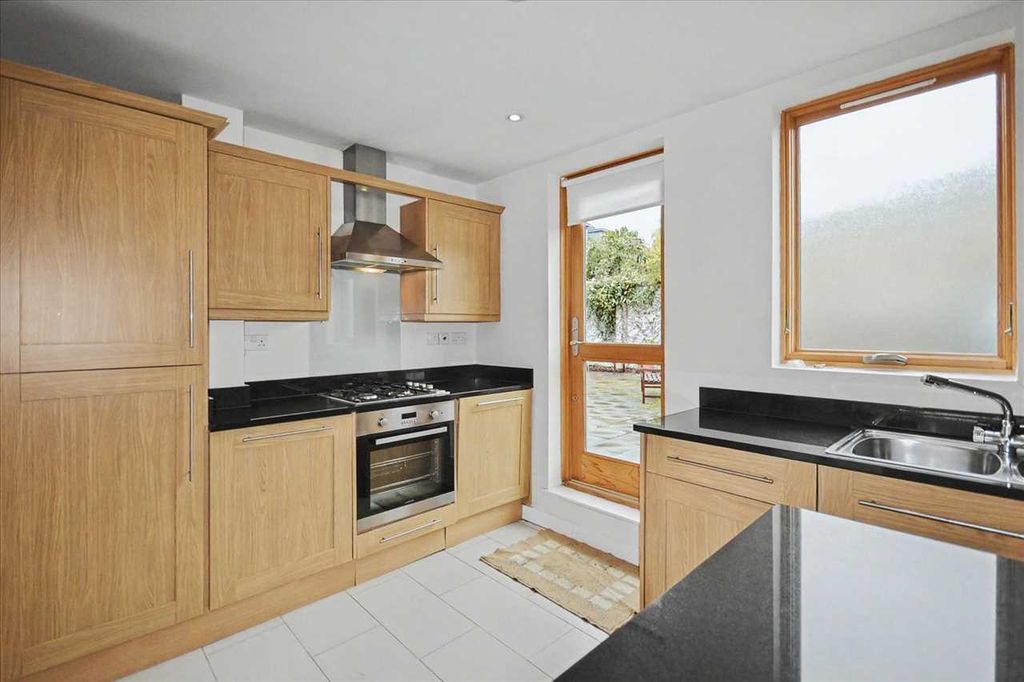 Property photo 2 of 10 Kitchen