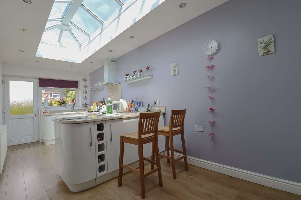 Property photo 3 of 10 Kitchen