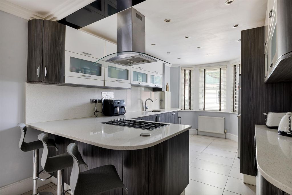Property photo 3 of 34 Upton Lane, E7