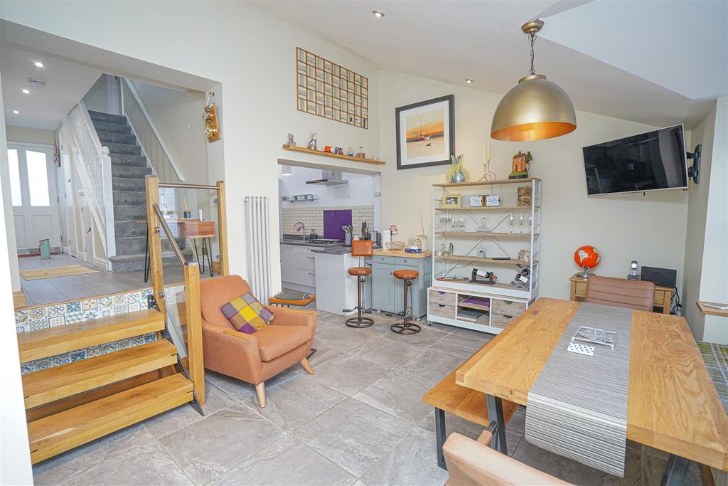 Property photo 3 of 28