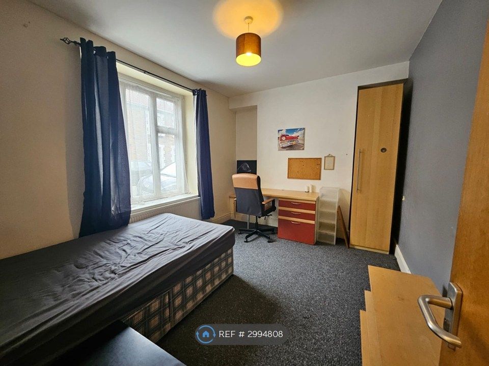 4 bed shared accommodation to rentQueen Street, Pontypridd CF37 photo 5