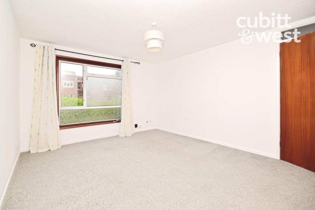Property photo 3 of 14 Lounge
