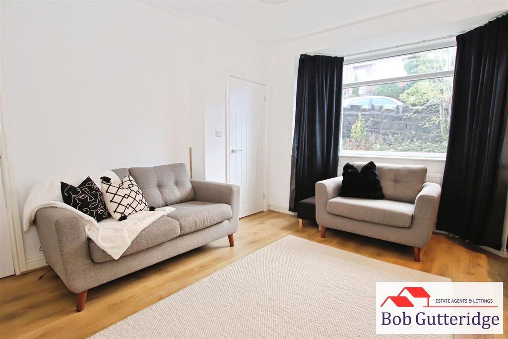 Property photo 3 of 17 Lounge