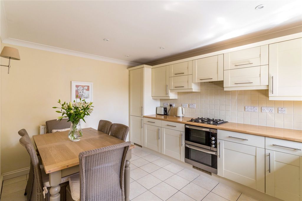 Property photo 3 of 35 House. Partnership