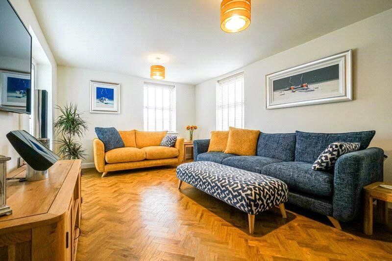 Property photo 3 of 27 Lounge