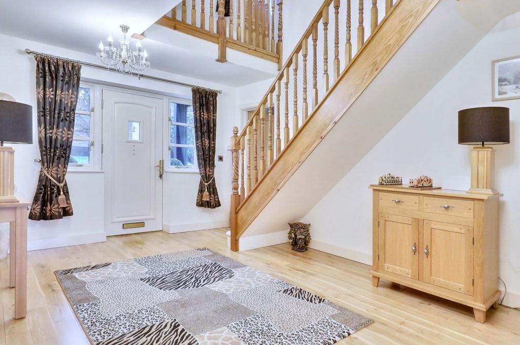 Property photo 3 of 32 Entrance Hall