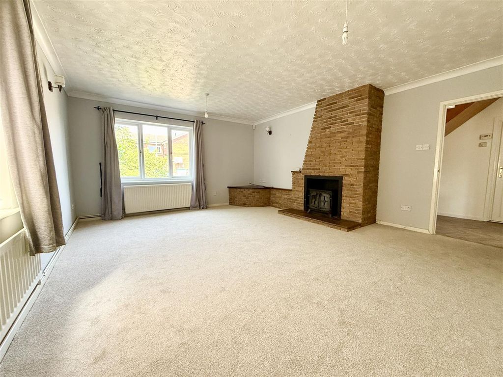 Property photo 2 of 19 Lounge