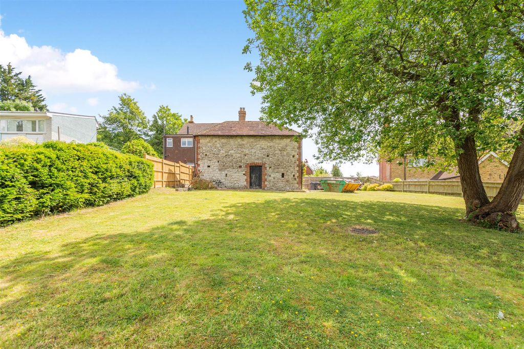 Property photo 3 of 22 8650923-Exterior13.Jpg
