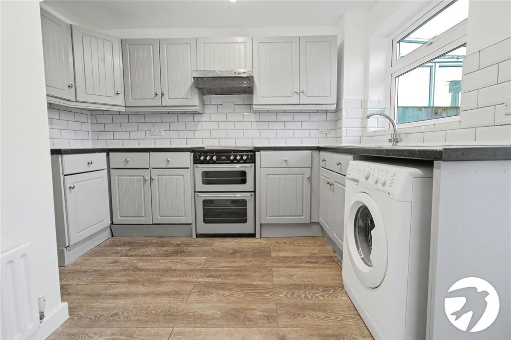 Property photo 3 of 10 Kitchen