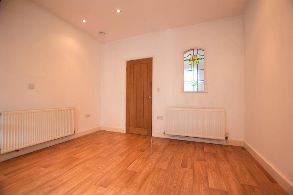 Property photo 3 of 8 .