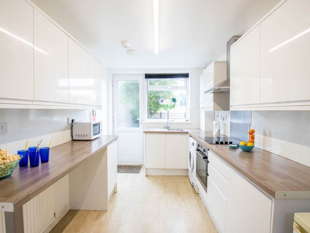 Property photo 3 of 14 Kitchen