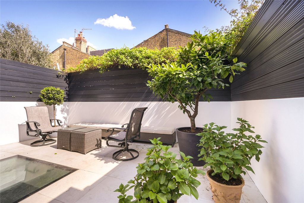 Property photo 3 of 14 Garden