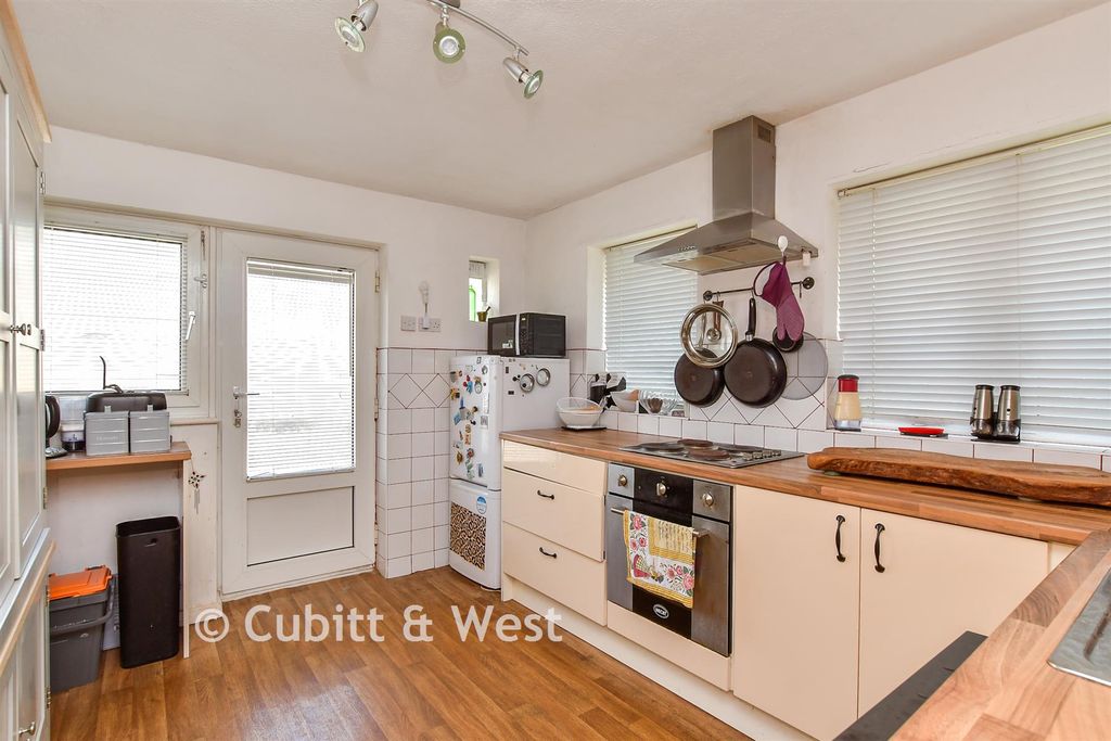 Property photo 2 of 18 Kitchen