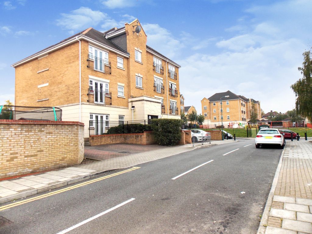 Property photo 1 of 11 Two Bedroom Top Floor Flat To Rent