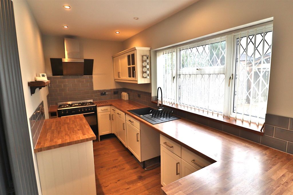 Property photo 2 of 10 Kitchen