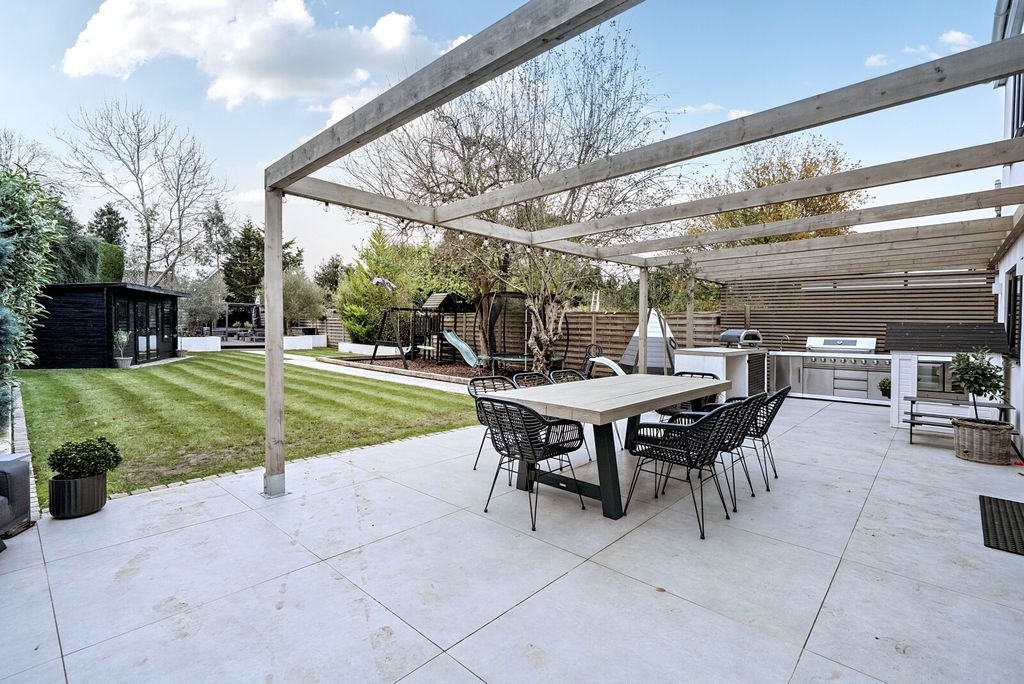 Property photo 2 of 23 1383560-8-691F30d...