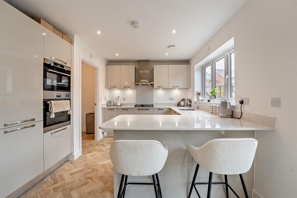 Property photo 3 of 15 8640677-Interior17-800.Jpg