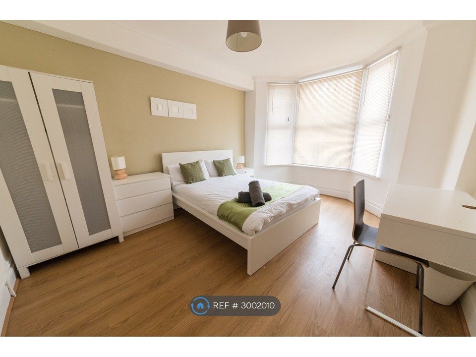 Property photo 3 of 11 Bedroom 1 - £675