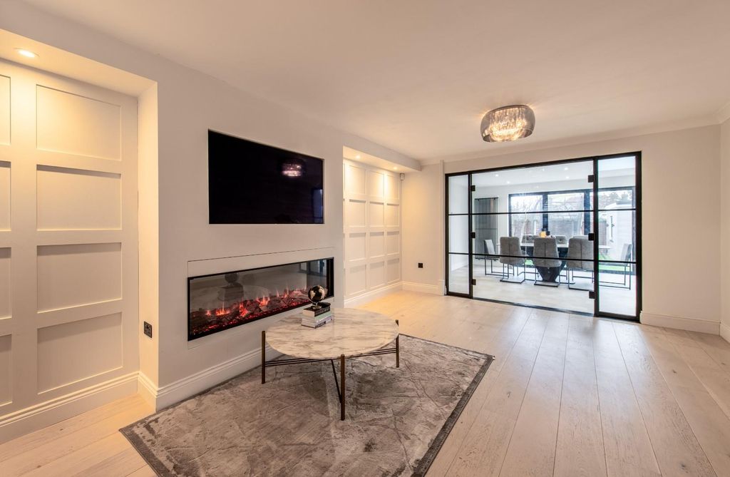 Property photo 3 of 27 Lounge