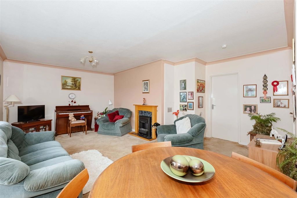 Property photo 3 of 11 Adur Ave_6.Jpg