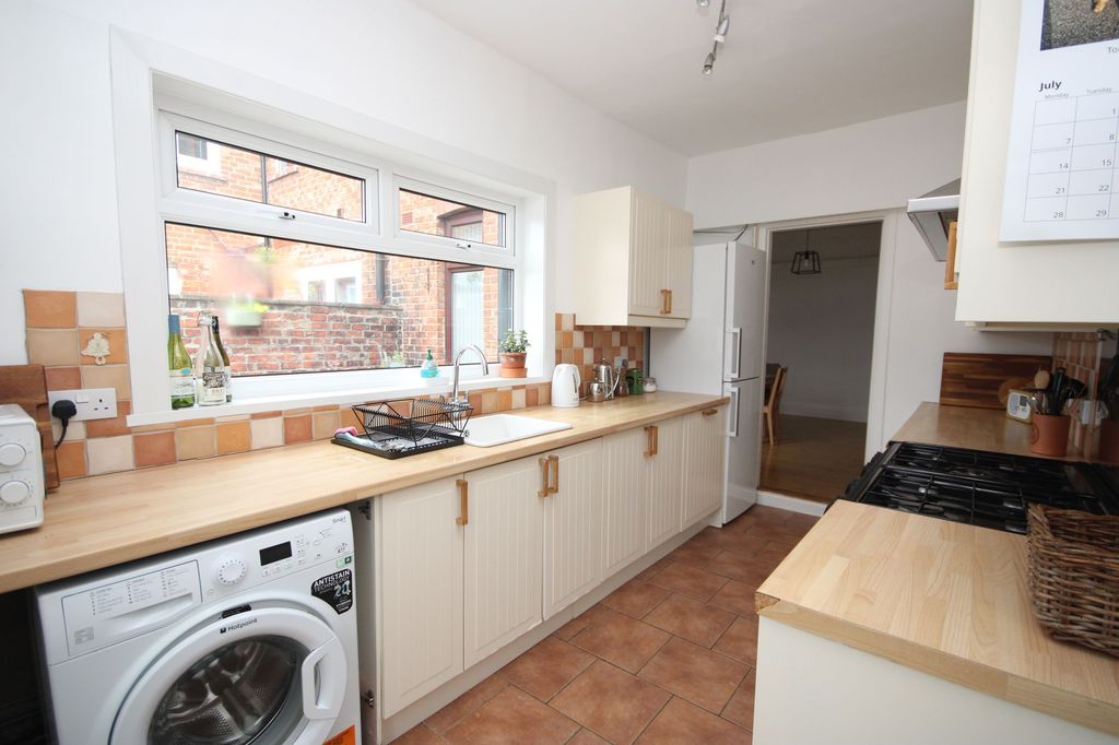 Property photo 3 of 19 Kitchen