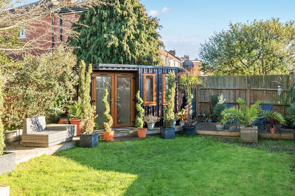 Property photo 3 of 18 Garden Summer House