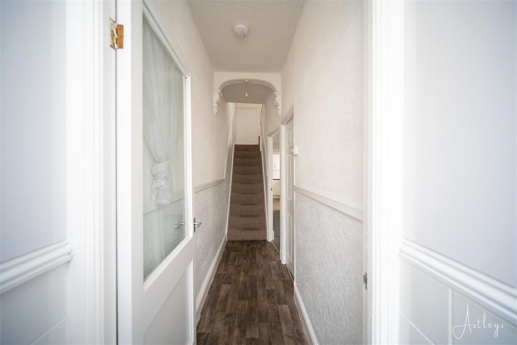 Property photo 2 of 16 Hallway