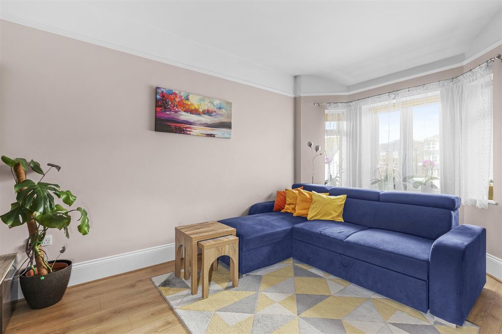 Property photo 3 of 12 Flat 8, Riversdale House, 41, London Rd, Hp11 1Bn-