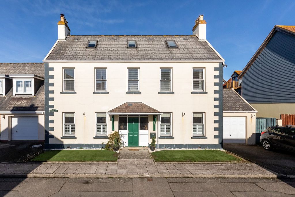 Property photo 1 of 32