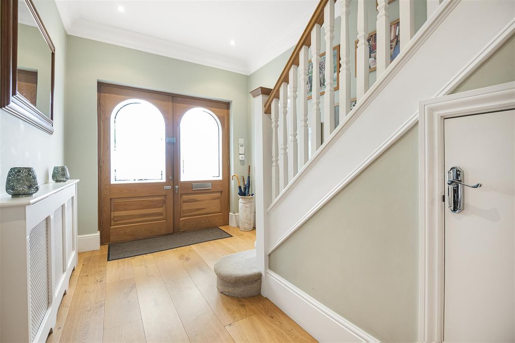 Property photo 2 of 30 Entrance Hall