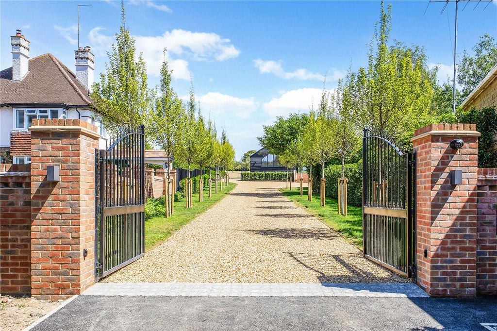 Property photo 2 of 33 Entrance