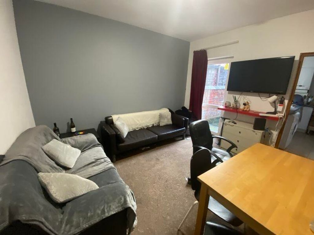 Property photo 2 of 10 A Cozy And Inviting Living Room Perfect For Relaxi...