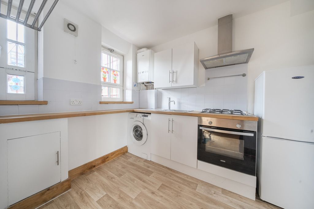 Property photo 3 of 18 Kitchen